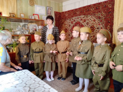 Дошкольники поздравляют с Днем Победы.