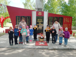 Дошкольники совершили экскурсии к памятнику.